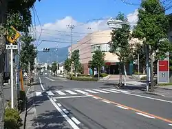 団地中心部。手前が井口台中央(東)交差点、奥が井口台中央交差点。2つの交差点の間に井口台中央バスストップがある。