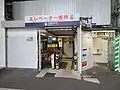 現在の旧駅舎（2020年7月28日）駅員はおらず、エレベーターのみが改札口の先にある。