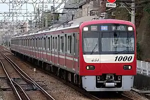 逗子線を走行する列車。片側は三線軌条区間（2020年3月 六浦駅）