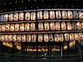 八坂神社の提灯に灯が点る頃から人出が多くなる(2007年)。