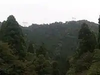 花脊-灰屋間の湯槽谷を横切る送電線
