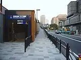 駅周辺。右は日本銀行大阪支店で、その背後は大阪市役所(2008年10月19日)