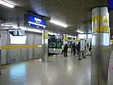 ホームに停車する2200系電車と新駅名標（2008年10月）