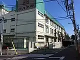 北西角公道角から校舎を見る（2015年2月撮影）