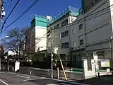 西側公道から校舎西面を見る（2015年2月撮影）