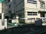 西側公道角から通用門を見る（2015年2月撮影）