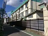 西側公道から校舎西面を見る（2015年2月撮影）