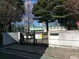 南西公道角から通用門を見る（2015年2月撮影）