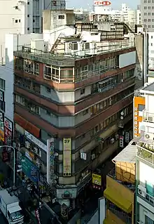 2004年当時の代々木会館。屋上のペントハウスは2011年の東日本大震災で崩落。