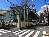 東側公道から正門を見る（2015年2月撮影）