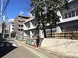 西側公道から校舎を見る（2015年2月撮影）