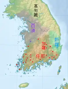 三国時代の朝鮮半島左は韓国の教科書で一般的な範囲(375年頃)、右は日本の教科書で一般的な範囲(4~5世紀半ば)。半島西南部の解釈には諸説がある。