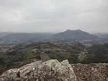 伊予ヶ岳山頂から富山を望む