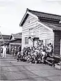 休憩中の山車参加の子ども達（昭和20年代）