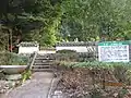 伝三隅兼連の五輪塔説明板（島根県浜田市三隅町、正法寺入り口）
