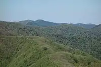 山頂から西南西に護摩壇山(最奥左)を見る
