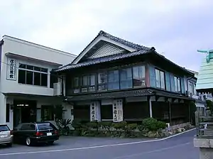 住之江旅館。元々は明治時代に堀内氏の別荘として建てられた。大林宣彦『転校生』のロケ地の一つ。
