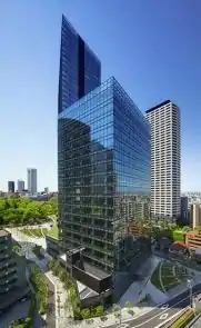 セントラルパークビル側から見たセントラルパークシティ(奥がラトゥール新宿)