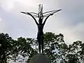 碑の上に佐々木禎子の像がある