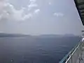 鹿児島湾(錦江湾)内から大隅半島先端部を臨む。左側が桜島、山を越えた奥側が志布志・宮崎方向。