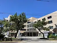 旧両津支所(左)と現庁舎(右)