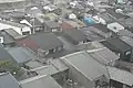相川下町側の街並（屋根伏図アングル）、鈍色や黒光りする瓦葺きで角度や高さが揃う
