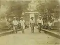 民國40年（1951年）の「花蓮忠烈祠」。神社の石灯籠がそのまま残っている。後方の吊り橋は台風で破損し、1970年にコンクリート橋にかけ替えられた。