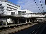 ホーム全景手前の線路2本が東海道線、画像右奥が横浜方面、左手前が大船方面（2004年11月）