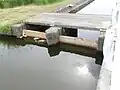 下庄地区内の風情の残る、挿し板型水門。高さが異なる数枚の木製板を、管理者の人力で組み合わせて、時々の必要放水量を調整する。(2020年10月12日撮影)