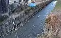 下庄地区内のコンクリート製護岸改修工事の為に、水路がせき止められて護岸が長年崩れて溜まった土砂で、川底が異常に浅くなった風景。(2021年2月24日撮影)