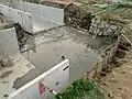 下庄地区内の川幅の広い基幹水路が、直角に曲がっている荒れた水路を掘り下げて、大規模な改修工事中の風景。(2014年4月22日撮影)