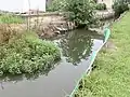 下庄地区内の左側護岸が崩落して一部は土砂が水路に流れ出し、草が生えるほど放置されている。(2020年10月9日撮影)