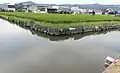 下庄地区内の水路の左右は長年に渡り、住民の手で改修が繰り返されてきた痕跡がうかがえる。(2020年10月12日撮影)