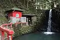 栗柄峠付近にある倶利伽羅不動尊と倶利伽羅の滝