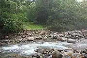 元浦川林道登山口のニシュオマナイ川を渡渉する