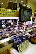 はま寿司のベルト・タッチパネル・醤油・ガリ。（2013年、東広島市西条の店舗）