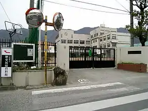 中高安小学校の校門前にある「立石街道」と「おうとう越」分岐点の道標。