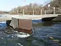 上流から見た橋げた。濁流の岩石から橋げたを守る形状と作り