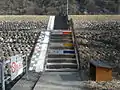 右岸は階段状