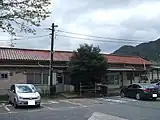 北口には旧駅舎があり、手前に駐車場等がある(2008年4月)