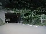 バイパス高架下には通行用の立体交差が数か所設置されている。(写真は旧御殿山料金所付近の高架下)