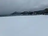 積雪に覆われた竹野浜海水浴場（2020年12月）