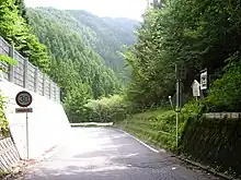 兵越峠(手前が長野県で、奥が静岡県。県境で舗装が変わっている。)