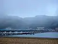 円山川上を河口（右）に向かって流れる霧