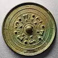 三角縁三神三獣鏡出土地不詳、國學院大學博物館蔵。