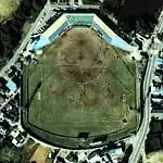 改修前のグラウンドとスタンド国土交通省 国土地理院 地図・空中写真閲覧サービスの空中写真を基に作成