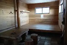 加入道避難小屋内部
