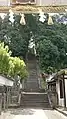 鳥居の先、137段の石段を上った山頂に社殿が建つ。