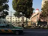 南側公道から校庭と校舎を見る（2015年2月撮影）
