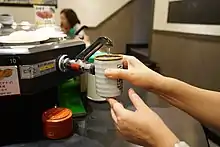 湯飲みを押しつけると熱湯が出る。